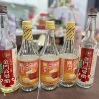 可能是藥物和顯示的文字是「 WIN SHIRW ผเ ）高 高 高 黑家面 米 RICE WAN VINEGAR 門 品 第 高 牌 梁 醋 a မညနေ 黑家 来 RICE VINEGA 晴 金 門 糖 来 RICE शষ 梁 醋 Q 」的圖像