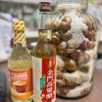 可能是龍眼和顯示的文字是「 WAN SHAN ሀሉ WA SHAN SHAN WAN WAN EN 黑家原 香 萬家 SHAN HAN RICE VINEGAR 金 門 高 梁 2階 9 醋」的圖像