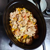 可能是西班牙大鍋飯和豆煮玉米的圖像