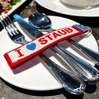 可能是顯示的文字是「 IOSTAUB I STAUB 」的圖像