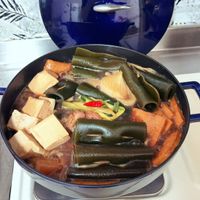 可能是 1 人、火鍋和豆腐的圖像