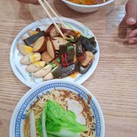 可能是拉麵、炒麵和水波蛋的圖像