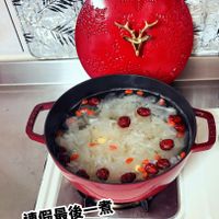 可能是火鍋、粥和顯示的文字是「連假最後一煮 用甜品收尾 媽媽廚房 明起休廚」的圖像