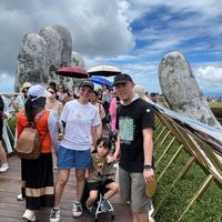 可能是 5 個人和巨石陣的圖像