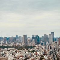 可能是東京鐵塔、摩天大樓和雲的圖像