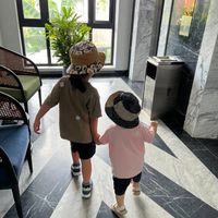 可能是 2 個人、嬰兒和帽子的圖像