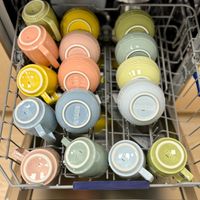 可能是咖啡杯、碗盤架和文字的圖像