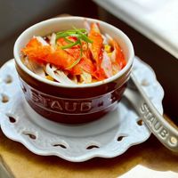 可能是煙燻鮭魚和魚卵的圖像