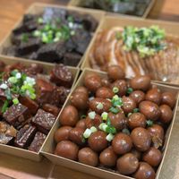 可能是甜點、豆腐和顯示的文字是「 FAngFAng 」的圖像