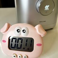 可能是電子手錶和顯示的文字是「炭 F0 M s ST SP 」的圖像