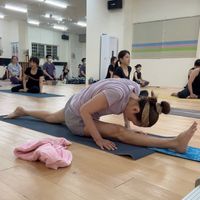 可能是 10 個人、大家在練瑜珈和機能運動服飾的圖像