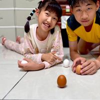 可能是 2 個人和小孩的圖像