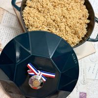 可能是北非小米飯、印度香料飯和文字的圖像