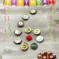 可能是‎杯子蛋糕和‎顯示的文字是「 ‎HAPPY P A P BIRTHDAY T R 3, $ أ‎ 」‎‎ 的圖像