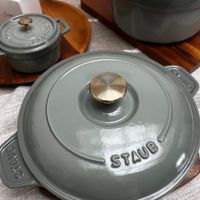 可能是顯示的文字是「 STAUB 」的圖像