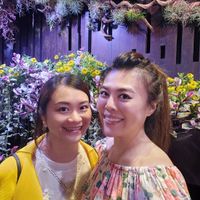 可能是 2 個人和花的圖像