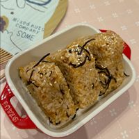 可能是壽司、豆腐、炒飯和顯示的文字是「 Mixed company Comp comp SOME any nuts 8민11 」的圖像