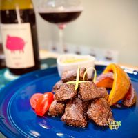 可能是燉小牛膝、炸丸子和肉排的圖像
