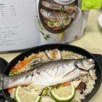 可能是鯷魚和顯示的文字是「 10၅00 L0009 77 湯水】 魚高湯 米酒 感油 435g 2大點 1大點 1大 2小税 የር 」的圖像