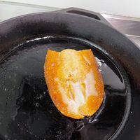 可能是半圓形餡餅和法式長棍麵包的圖像