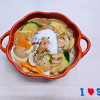 可能是水波蛋和顯示的文字是「 I STAUB 」的圖像
