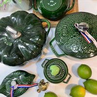 可能是‎顯示的文字是「 ‎STAUB 4UB SUUU SUUTS staub Eaob SOTE A LA COCO F COCOTTE TE ه ي‎ 」‎的圖像