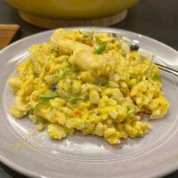 可能是蝦、義大利麵和北非小米飯的圖像