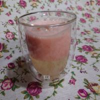 可能是飲料、甜點和草莓的圖像