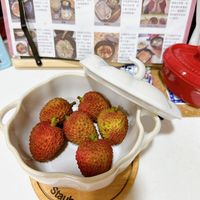 可能是 1 人、龍眼和文字的圖像