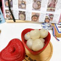 可能是 1 人、龍眼和文字的圖像