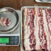 可能是食物和顯示的文字是「 BHL 8 SHMAR 湘間 ELECTRONIC ELECTRONICSCALE SCALE 40.0 Max:10Kg Max:10Kgd:0.5g d:0.5g 位 扣 -0- - Delete 」的圖像