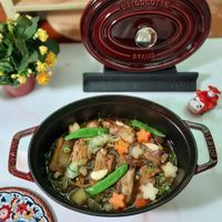 可能是燉小牛膝、火鍋和顯示的文字是「 LACOCOTTE LA GOCOTTE STAUD C 」的圖像
