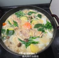 可能是顯示的文字是「小 直播解鎖5_7 雞肉燉奶油蘑菇」的圖像