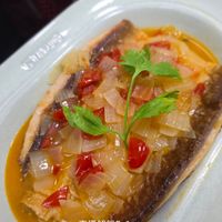 可能是‎顯示的文字是「 ‎ועמה . 直播解鎖5_6 煎魚佐焦黃奶油醬汁‎」‎的圖像