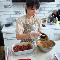 可能是 1 人、麵、炒麵和義大利麵的圖像
