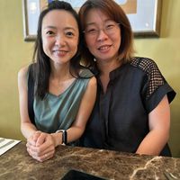 可能是 2 個人和微笑的人的圖像