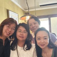 可能是 3 個人和微笑的人的圖像