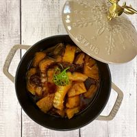 可能是燉小牛膝、香菇和豆腐的圖像