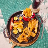 可能是烤羊肉串、麵包棒、豆腐、炸魚和薯條和顯示的文字是「 భవన్నలలు STAUB 楊太太厨房烘焙筆記」的圖像