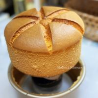 可能是舒芙蕾、法式長棍麵包和戚風蛋糕的圖像