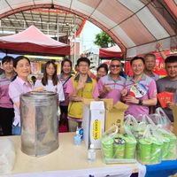 可能是 11 個人、飲料和文字的圖像