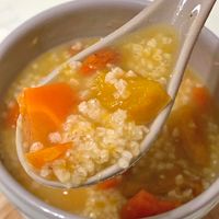可能是北非小米飯、粥和字母湯的圖像