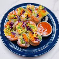 可能是麵和壽司的圖像