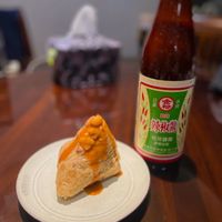 可能是豆腐、壽司、肉餡餅和顯示的文字是「泰 調味 辣椒醬 植別細 STAUS STAUB 」的圖像