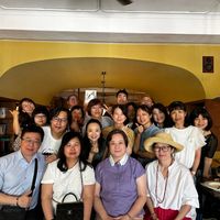 可能是 6 個人和帽子店的圖像