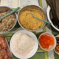 可能是鯷魚、麵、炒飯、粥、炒麵、香菇和北非小米飯的圖像