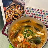 可能是 1 人、西班牙大鍋飯和文字的圖像