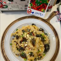 可能是北非小米飯、西班牙大鍋飯、炒飯和文字的圖像