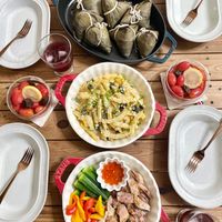 可能是肉餡餅、半圓形餡餅和義大利麵的圖像