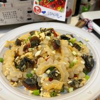 可能是‎豆腐、香菇和‎顯示的文字是「 ‎یه STAUB- STANB‎ 」‎‎ 的圖像